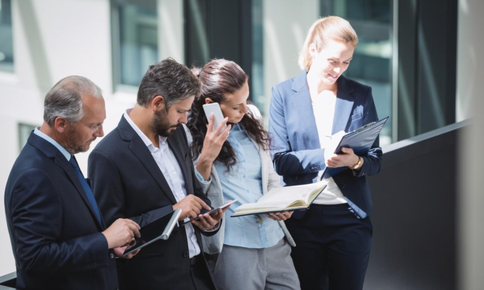 Espacio de trabajo organizado mostrando planificación de presupuesto familiar con documentos y calculadora