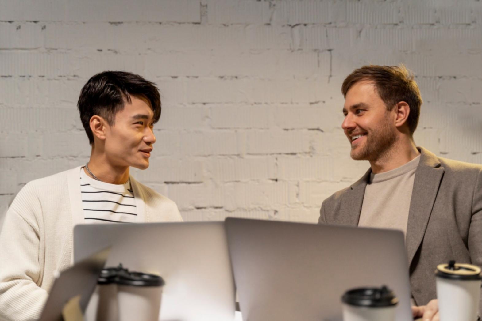 Persona revisando gastos mensuales