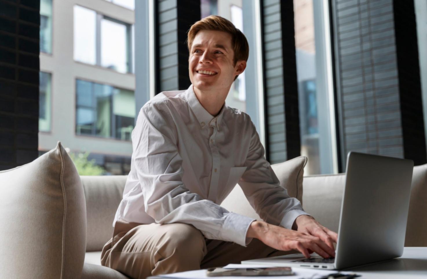 Familia organizando finanzas domésticas