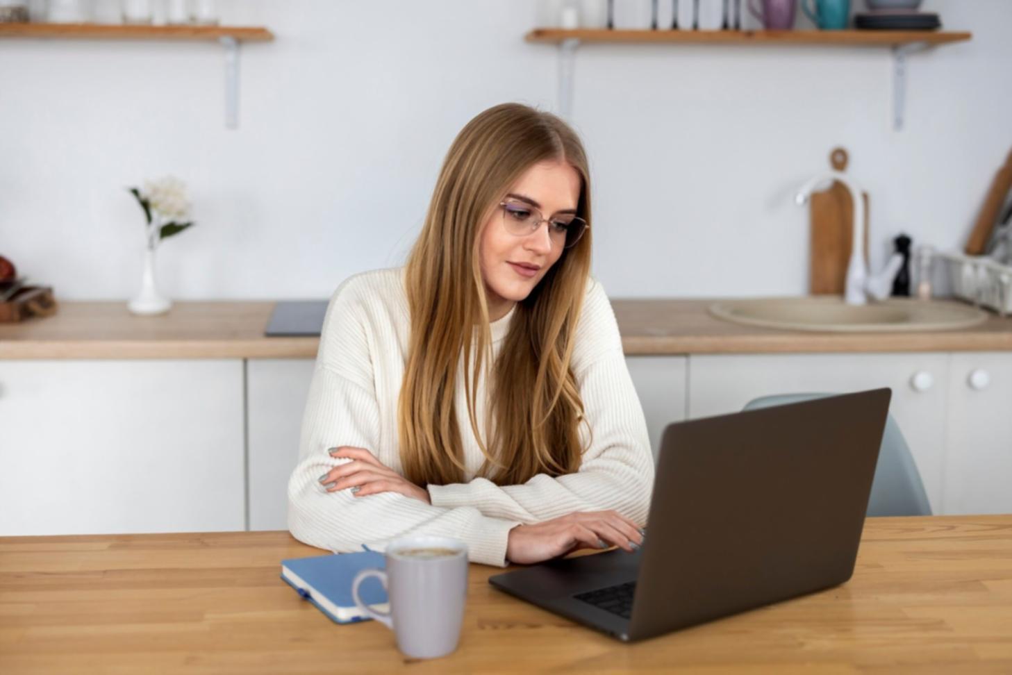 Persona revisando documentos financieros en ambiente relajado