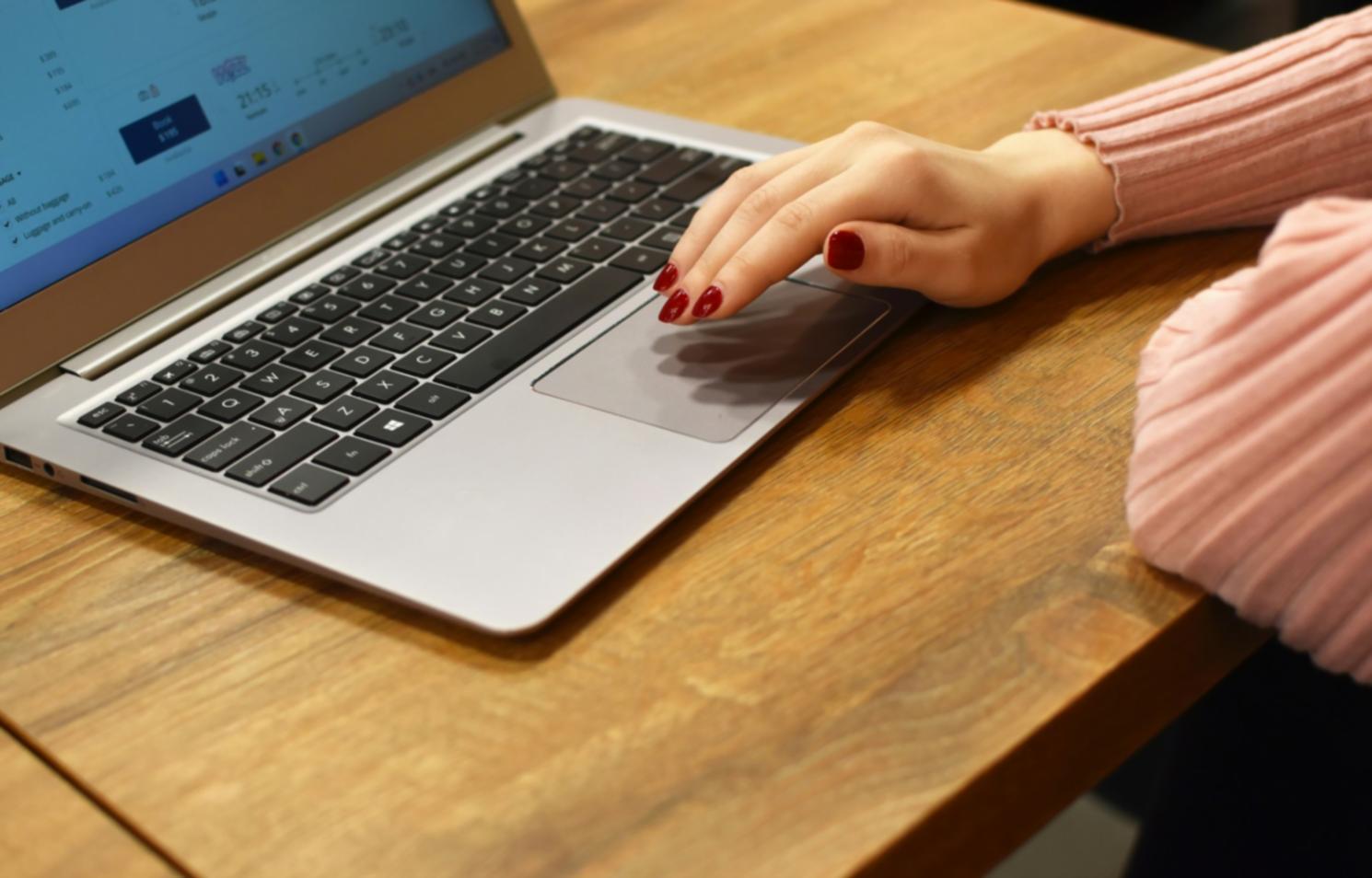 Calculadora y documentos sobre mesa de trabajo