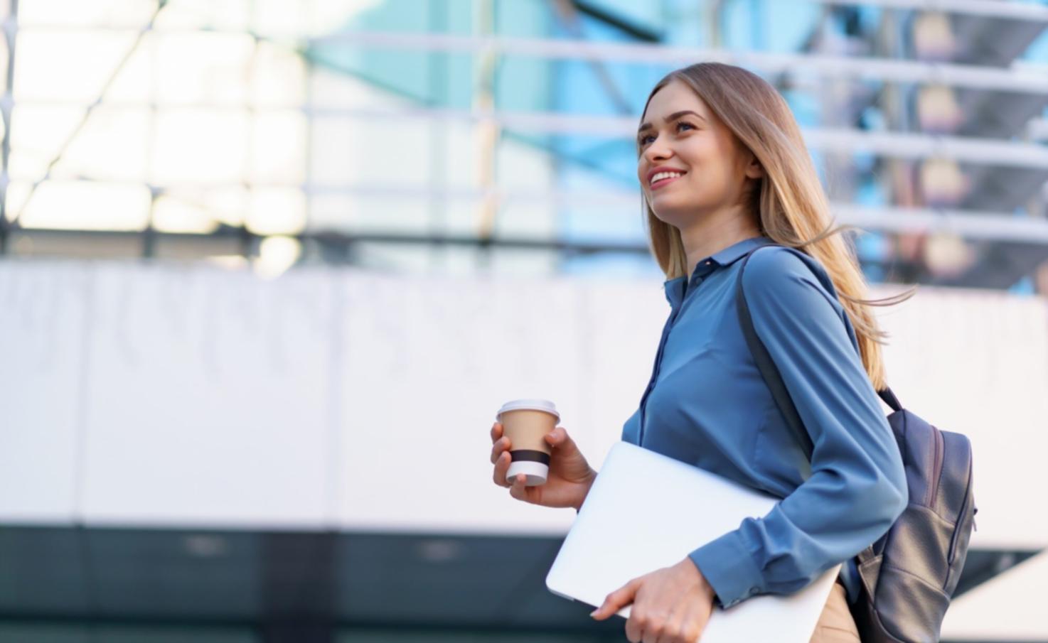 Persona revisando documentos financieros en escritorio organizado